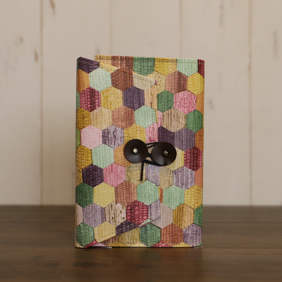 デッドストック壁紙ブックカバー GRAFICA DECORA pastel hexagon 四六判対応 紙 使用イメージ